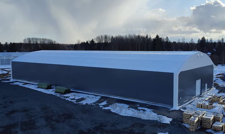 Finest-Halli toodetud ja paigaldatud PVC hall 25x64/6,6m koos varikatusega Aste Finland OY-le.