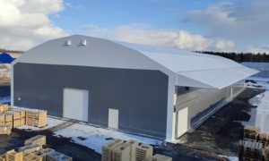 Finest-Halli toodetud ja paigaldatud PVC hall 25x64/6,6m koos varikatusega Aste Finland OY-le.
