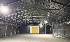 Finest-Hall Factory OÜ toodetud ja paigaldatud PVC hall mõõtudega 13,5x29,5m, kõrgusega 5,5 meetrit Poco Experience OÜ-le.