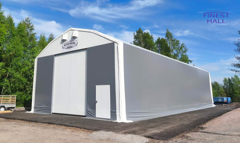 En PVC-hal med målene 10 × 24,5 m og en højde på 5 meter, produceret og monteret af Finest-Hall Factory OÜ for R.M.Enberg Transport Ab.