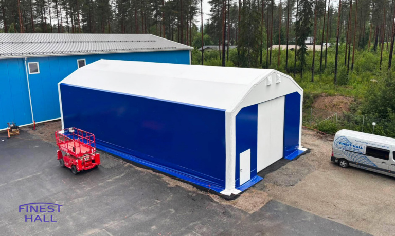 En PVC-hal med målene 10 × 21 m og en højde på 5 meter, produceret og monteret af Finest-Hall Factory OÜ for PP Maalaus Oy.
